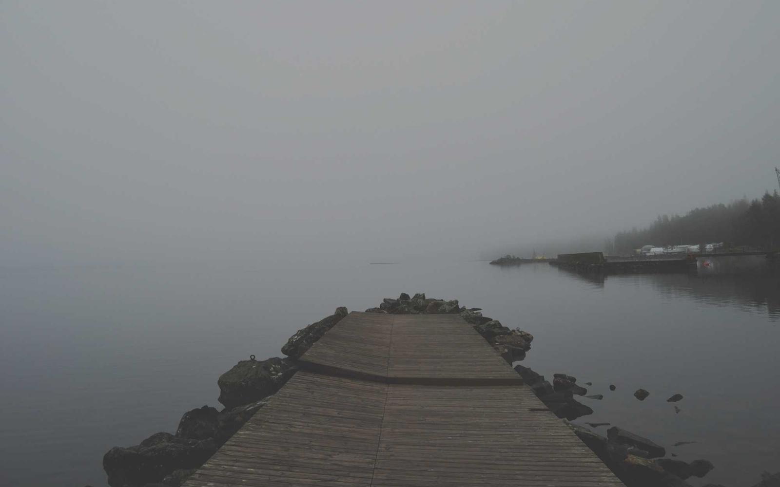 Jetée de pierre dans la brume